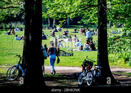 Rotterdam, Pays-Bas. 23 avril 2020. Les gens aiment le soleil pendant une journée de printemps au parc Kralingse bos. Le gouvernement néerlandais a ordonné la fermeture des installations publiques et a conseillé aux gens de rester chez eux dans une tentative de contrôler la propagation du Coronavirus COVID-19. Crédit: SOPA Images Limited/Alay Live News Banque D'Images