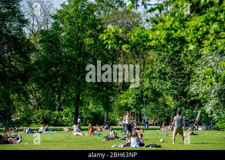 Rotterdam, Pays-Bas. 23 avril 2020. Les gens aiment le soleil pendant une journée de printemps au parc Kralingse bos. Le gouvernement néerlandais a ordonné la fermeture des installations publiques et a conseillé aux gens de rester chez eux dans une tentative de contrôler la propagation du Coronavirus COVID-19. Crédit: SOPA Images Limited/Alay Live News Banque D'Images