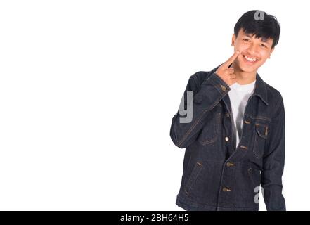 Canine saillante dans un homme asiatique en bleu foncé veste jeans et chemise blanche Banque D'Images