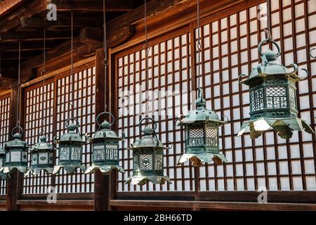 Kasuga Taisha sanctuaire des lanternes traditionnelles à Nara, Japon Banque D'Images