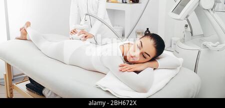 Femme faisant un massage gpl dans un salon de beauté moderne. Salon de spa pour rajeunir et éliminer la cellulite Banque D'Images