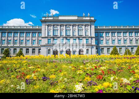 Zagreb, Croatie. Magnifique architecture classique de musée du 19 siècle, point de repère dans le parc du centre-ville en plein soleil de printemps, fleurs en premier plan Banque D'Images