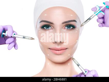 femme publicité anti-âge injection de visage. retirez votre rides. beaucoup de seringues autour d'un visage féminin. cosmétologie non-chirurgicale Banque D'Images