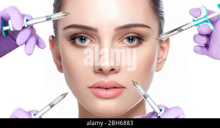 femme publicité anti-âge injection de visage. retirez votre rides. beaucoup de seringues autour d'un visage féminin. cosmétologie non-chirurgicale Banque D'Images