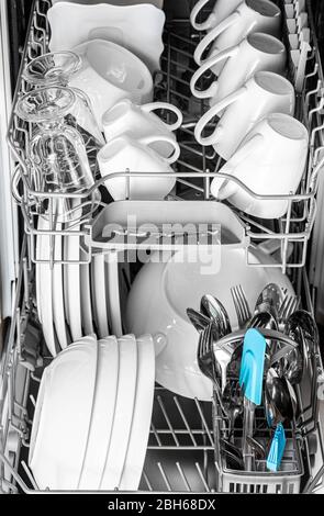 Nettoyez la vaisselle dans un lave-vaisselle à proximité. Beaucoup de plats propres et frais après le lavage Banque D'Images