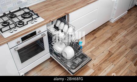 Lave-vaisselle intégré avec vaisselle lavée dans la cuisine moderne. Le lave-vaisselle est le meilleur moyen pour les femmes Banque D'Images
