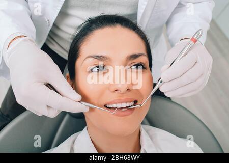 Woman getting dents examen avec son dentiste à la clinique dentaire Banque D'Images