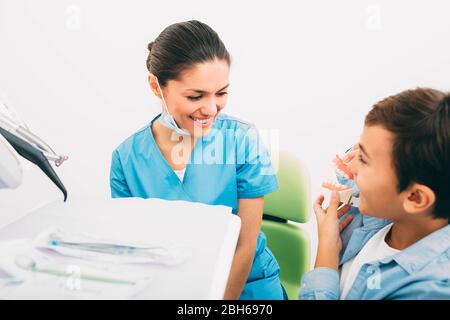 Dentiste s'amuser avec un cocon Banque D'Images