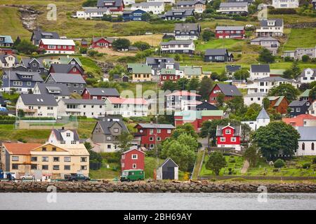 Pittoresque village coloré de Vestmanna dans îles Féroé. L'Océan Atlantique Banque D'Images