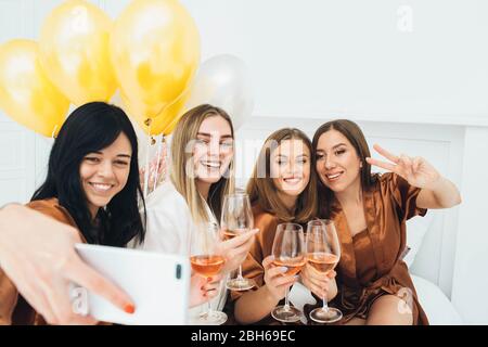 Week-end Bachelorette. Les femmes de chambre qui font du selfie et de la photo amusante, ont une fête fraîche avec de l'alcool Banque D'Images