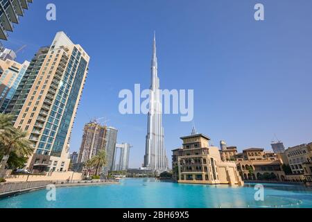 Dubaï, ÉMIRATS ARABES UNIS - 19 NOVEMBRE 2019 : gratte-ciel Burj Khalifa, lac artificiel et bâtiments modernes en une journée ensoleillée Banque D'Images