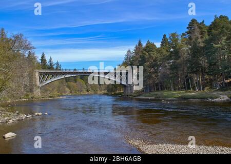 PONT DE CARRON CHEMIN DE FER DE SPEYSIDE MORAY SCOTLAND ET PONT ROUTIER AU-DESSUS DE LA RIVIÈRE SPEY AU DÉBUT DU PRINTEMPS Banque D'Images