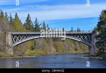 PONT DE CARRON CHEMIN DE FER DE SPEYSIDE MORAY SCOTLAND ET PONT ROUTIER AU-DESSUS DE LA RIVIÈRE SPEY AU DÉBUT DU PRINTEMPS Banque D'Images