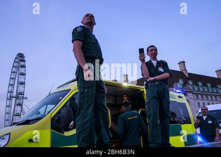 Londres, Angleterre, Royaume-Uni. 23 avril 2020. Le père de Londres ''« Ronny Best travaille pour l'hôpital St. Thomas » de Londres sur la ligne de front de la lutte contre COVID 19. Il s'est joint aux services paramédicaux et d'urgence lors d'un hommage hebdomadaire aux travailleurs de première ligne du pont Westminster, à l'extérieur du Parlement. La semaine ''˜Clap for Heroes', promue par le maire de Londres et soutenue par le gouvernement britannique, a été satisfaite par les critiques de ceux qui soutiennent et appellent à de meilleures conditions de travail, à la sécurité, à l'EPI (équipement de protection individuelle), à de meilleures heures de travail et à une meilleure rémunération Banque D'Images