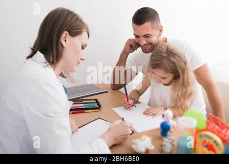 Avec son père à l'enfant au bureau du psychologue pour enfants. Psychologue de l'enfant en prenant soin de la santé mentale de l'enfant Banque D'Images