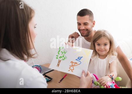 Avec son père à l'enfant au bureau du psychologue pour enfants. Psychologue de l'enfant en prenant soin de la santé mentale de l'enfant Banque D'Images