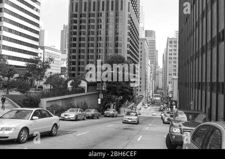 Voitures sur la rue à San Francisco Californie États-Unis vue sur la colline des gratte-ciel bureaux garés les travailleurs marchent de longs bureaux bureau panneaux de signalisation arbres centre-ville Banque D'Images