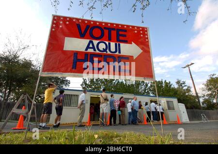 Austin, Texas, États-Unis, 26 octobre 2004: Les jeunes électeurs font la queue devant un bureau de vote à côté d'une épicerie du sud d'Austin. La montée des premiers électeurs a brisé les records à l'échelle nationale dans la période qui a suivi l'élection présidentielle nationale de 2 novembre. ©Bob Daemmrich Banque D'Images