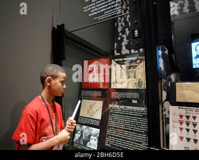 Houston, Texas, États-Unis, 1 mars 2006. Un élève de sixième année lit une exposition au Musée de l'Holocauste à Houston lors d'une visite sur le terrain en classe d'histoire américaine. ©Bob Daemmrich Banque D'Images