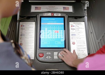 Austin, Texas États-Unis, 3 novembre 2006. Un entraîneur électoral démontre la difficulté de faire un vote par inscription sur une machine de vote électronique eSlate utilisée dans de nombreux comtés du Texas pour les élections de novembre. ©Bob Daemmrich Banque D'Images