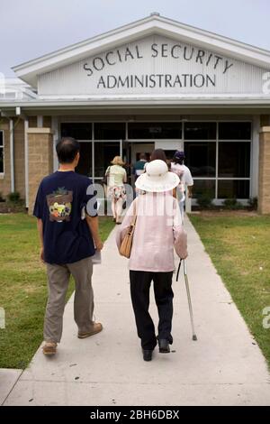 Austin, Texas États-Unis, 2 octobre 2007 : les clients font la queue à l'extérieur d'un bureau de l'administration de la sécurité sociale à Austin pour parler avec les employés fédéraux de leurs avantages sociaux. ©Bob Daemmrich Banque D'Images