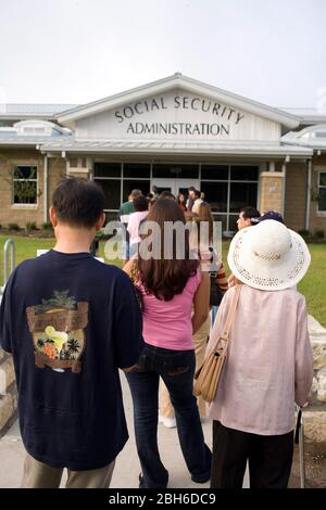 Austin, Texas États-Unis, 2 octobre 2007 : les clients font la queue à l'extérieur d'un bureau de l'administration de la sécurité sociale à Austin pour parler avec les employés fédéraux de leurs avantages sociaux. ©Bob Daemmrich Banque D'Images