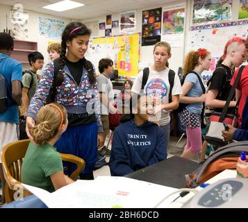 Austin, Texas États-Unis, 19 novembre 2007: Les filles de huitième année socialisent dans une classe à Kealing Middle School à la fin de la classe. ©Bob Daemmrich Banque D'Images