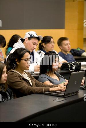 Laredo, Texas 20 février 2009 : les lycéens utilisent des ordinateurs portables pour prendre des notes lors du cours d'histoire américaine à l'université internationale Texas A&M. Les étudiants font partie d'un programme d'école secondaire du collège précoce à Laredo. ©Bob Daemmrich Banque D'Images