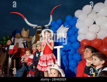 Laredo, Texas États-Unis, 19 février 2009 : défilé des enfants sous les étoiles lors de la célébration annuelle de l'anniversaire de Washington dans les villes jumelles de Laredo, Texas et Nuevo Laredo, Mexique. ©Bob Daemmrich Banque D'Images