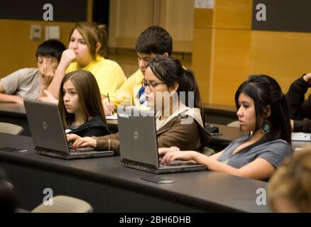 Laredo, Texas 20 février 2009 : les lycéens utilisent des ordinateurs portables pour prendre des notes lors du cours d'histoire américaine à l'université internationale Texas A&M. Les étudiants font partie d'un programme d'école secondaire du collège précoce à Laredo. ©Bob Daemmrich Banque D'Images