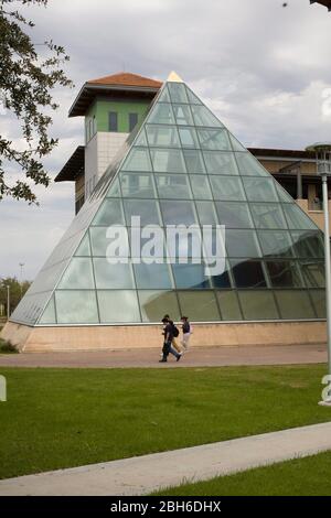 Laredo, Texas États-Unis, 19 février 2009 : les étudiants marchent devant la pyramide de verre construite au-dessus du dôme du Planétarium Lamar Bruni Vergara sur le campus de l'université internationale Texas A&M. ©Bob Daemmrich Banque D'Images