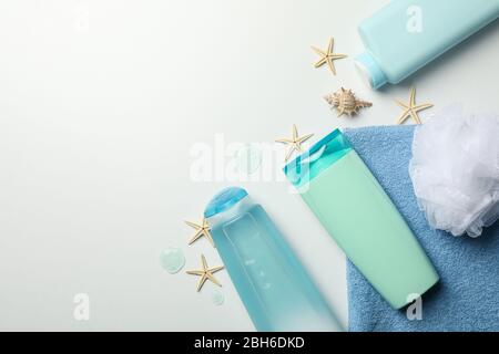 Composition avec bouteilles cosmétiques vierges et poissons-étoiles sur fond blanc Banque D'Images