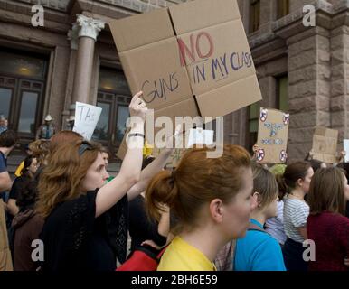 Austin, Texas Etats-Unis, 16 avril 2009: Les étudiants de l'université et d'autres adversaires d'armes à feu se rassemblent au Capitole du Texas en opposition à HB 1893, qui autoriserait des armes à feu sur les campus de l'université. ©Marjorie Kamys Cotera/Daemmrich Photographie Banque D'Images