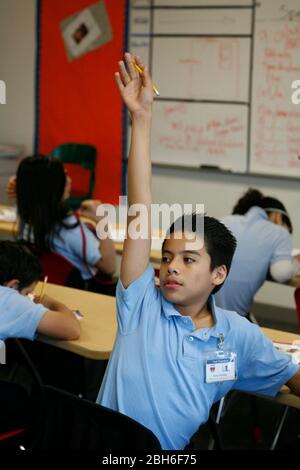 Dallas, Texas, 23 janvier 2009 : un étudiant enthousiaste se lève la main en classe espagnole pour les septième élèves de l'Académie préparatoire de pointe à l'est de Dallas. L'école est une école charters publique qui a montré une croissance remarquable de la réussite des élèves au cours de ses cinq années d'histoire. ©Bob Daemmrich Banque D'Images