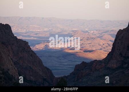 Big Bend National Park, Texas, 17 mars 2009: Vue de la "fenêtre" regardant à l'ouest du bassin dans les montagnes de Chisos du parc national de Big Bend, situé à la frontière entre le Texas et le Mexique. ©Bob Daemmrich Banque D'Images