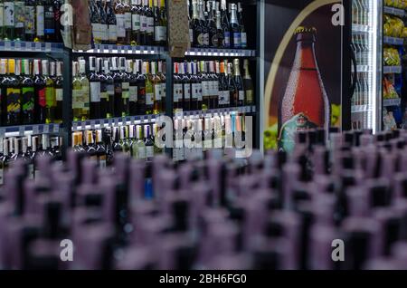 Nikolaïev, Ukraine, 23 avril 2020: Bouteilles de vin et de champagne sur les étagères d'un supermarché. Un grand assortiment de boissons alcoolisées. Le service des vins Banque D'Images