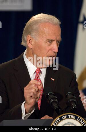 Austin, Texas États-Unis, 28 avril 2009: Le vice-président Joe Biden parle lors d'une conférence de presse lors de sa visite au centre Hot Line de violence familiale. ©Marjorie Kamys Cotera/Daemmrich Photographie Banque D'Images