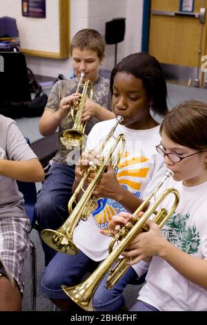 Pflugerville, Texas États-Unis, 30 mai 2008: Les étudiants de bande pratiquent la trompette en classe à l'école moyenne Park Crest, un grand campus de banlieue près d'Austin avec 1 000 étudiants. ©Bob Daemmrich Banque D'Images