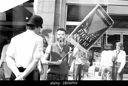 Un homme est placardé et dit: "Les homosexuels combattent le dos" alors que le groupe des militants gays Alliance se proteste devant un magasin W H Smith à Londres, en Angleterre, en été 1978. W H Smith, en tant que chaîne, avait décidé de cesser de vendre le journal "gay News", déclenchant les protestations. Les groupes de militants gays Alliance du royaume-uni ont protesté auprès de nombreux magasins W H Smith à cette époque. Banque D'Images