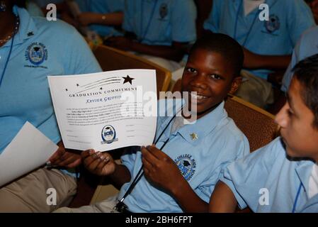 Dallas, Texas, États-Unis, 1 octobre 2008 : un étudiant de neuvième année présente son certificat d'engagement à une école secondaire du collège tôt où les étudiants s'engagent par écrit à passer toutes les classes et, à leur tour, ils seront garantis l'admission à un collège de deux ou quatre ans après l'obtention de leur diplôme. ©Bob Daemmrich Banque D'Images