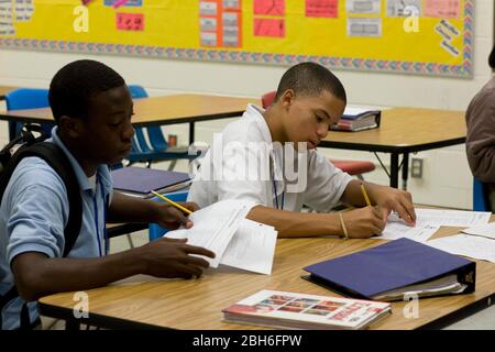 Dallas, Texas, 1 octobre 2008 : des étudiants de neuvième année suivent des cours dans une école secondaire du collège où les étudiants s'engagent par écrit à passer toutes les classes et à suivre un cours de deux ou quatre ans après leur diplôme. Classe espagnole pour 9th niveleuses. ©Bob Daemmrich Banque D'Images