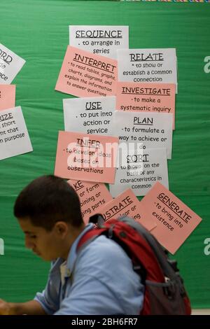 Dallas, Texas: 1 octobre 2008: Les étudiants de neuvième année suivent des cours dans une école secondaire de premier cycle où les étudiants s'engagent par écrit à passer toutes les classes et à assister à un collège de deux ou quatre ans après l'obtention de leur diplôme. L'adolescent est assis devant les invites écrites affichées sur le tableau d'affichage en classe anglaise. ©Bob Daemmrich Banque D'Images