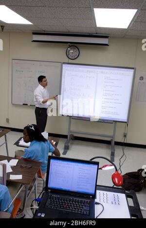 Dallas, Texas, États-Unis, 1 octobre 2008 : des étudiants de neuvième année suivent des cours dans une école secondaire du collège tôt où les étudiants s'engagent par écrit à passer toutes les classes et à suivre un collège de deux ou quatre ans après l'obtention de leur diplôme. L'enseignant espagnol utilise un 'Smart Board' pour enseigner les leçons car l'ordinateur portable sauve le travail pour les futures classes à utiliser. ©Bob Daemmrich Banque D'Images