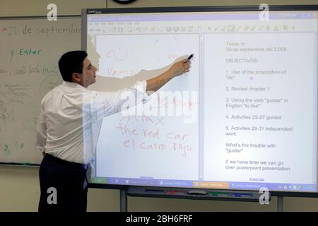 Dallas, Texas, États-Unis, 1 octobre 2008 : des étudiants de neuvième année suivent des cours dans une école secondaire du collège tôt où les étudiants s'engagent par écrit à passer toutes les classes et à suivre un collège de deux ou quatre ans après l'obtention de leur diplôme. L'enseignant espagnol utilise un 'Smart Board' pour enseigner les leçons car l'ordinateur portable sauve le travail pour les futures classes à utiliser. ©Bob Daemmrich Banque D'Images