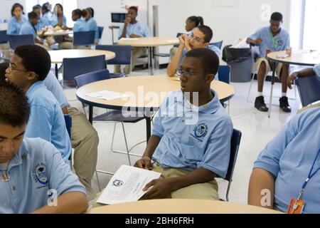 Dallas, Texas: 1er octobre 2008: Les élèves de neuvième année fréquentent des cours à une école secondaire du collège précoce où les élèves s'engagent par écrit à passer toutes les classes et à assister à un collège de deux ou quatre ans après leur diplôme. Les élèves écoutent un enseignant parler à la fin de la période du déjeuner. ©Bob Daemmrich Banque D'Images