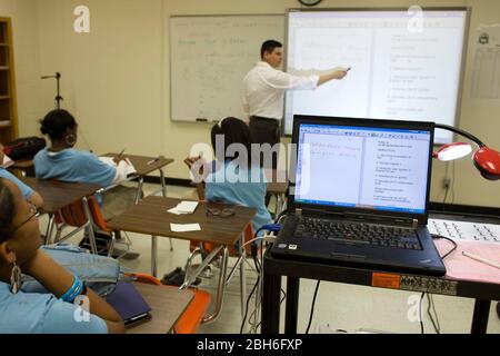 Dallas, Texas, États-Unis, 1 octobre 2008 : des étudiants de neuvième année suivent des cours dans une école secondaire du collège tôt où les étudiants s'engagent par écrit à passer toutes les classes et à suivre un collège de deux ou quatre ans après l'obtention de leur diplôme. L'enseignant espagnol utilise un 'Smart Board' pour enseigner les leçons car l'ordinateur portable sauve le travail pour les futures classes à utiliser. ©Bob Daemmrich Banque D'Images