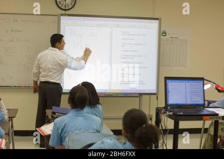 Dallas, Texas, États-Unis, 1 octobre 2008 : des étudiants de neuvième année suivent des cours dans une école secondaire du collège tôt où les étudiants s'engagent par écrit à passer toutes les classes et à suivre un collège de deux ou quatre ans après l'obtention de leur diplôme. L'enseignant espagnol utilise un 'Smart Board' pour enseigner les leçons car l'ordinateur portable sauve le travail pour les futures classes à utiliser. ©Bob Daemmrich Banque D'Images