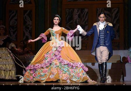 Laredo, États-Unis du Texas, 22 février 2003: Une jeune femme habillée avec soin et son escorte sont annoncés au gala annuel debutante de la Société de Martha Washington. La fete rend hommage à George et Martha Washington en tant que fondateurs des États-Unis, et la tradition largement acclamée est la pièce maîtresse des festivités d'anniversaire de Washington dans cette ville frontalière du Texas. ©Bob Daemmrich Banque D'Images