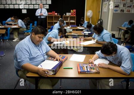 Dallas, Texas: 1er octobre 2008: Les élèves de neuvième année fréquentent des cours à une école secondaire du collège précoce où les élèves s'engagent par écrit à passer toutes les classes et à assister à un collège de deux ou quatre ans après leur diplôme. Les étudiants de la géographie mondiale prennent un questionnaire en classe. ©Bob Daemmrich Banque D'Images