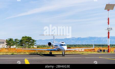 Petit jet privé blanc stationné à l'aéroport. Les riches se tournent vers des jets privés pour éviter les risques de coronavirus ou de covid 19 et les restrictions de pandémie Banque D'Images